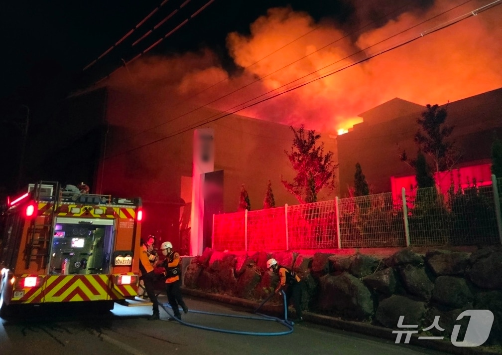 1일 제주 토평공업단지 소재 야적장에서 발생한 화재 현장.(제주도소방안전본부 제공. 재판매 및 DB 금지)