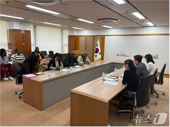 9일 카메룬 국가항만청 대표단이 부산시청 방문 모습.(부산시 제공. 재판매 및 DB금지)