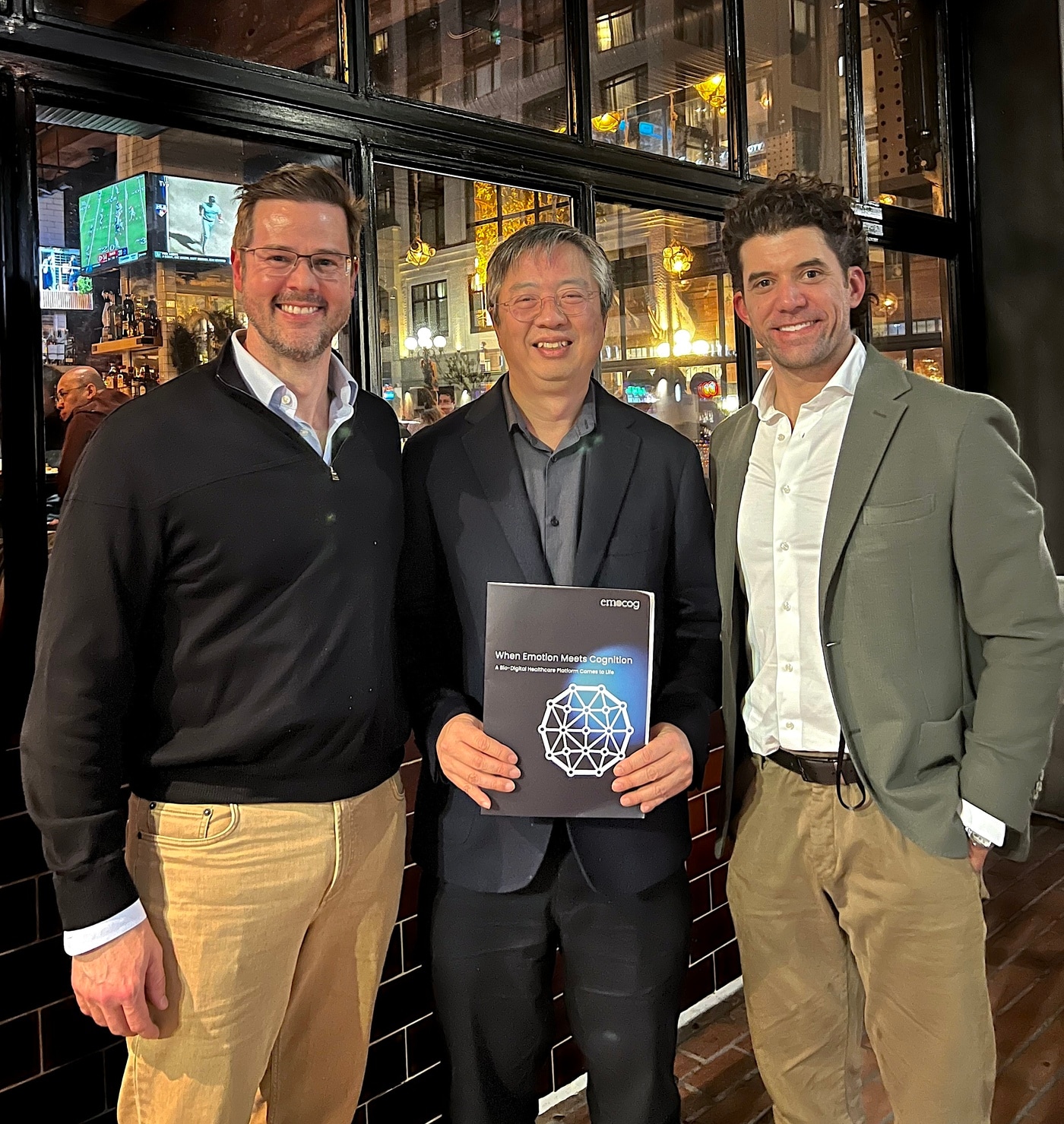 12월 첫째 주 미국 샌디에이고에서 열린 알츠하이머 임상시험 국제학회 'CTAD(Clinical Trials on Alzheimer’s Disease) 2025'에서 이모코그 이준영 대표(가운데)와 퀀터릭스 벤 메도우즈 최고상업책임자(왼쪽, Ben Meadows, Chief Commercial Officer), 재커리 페르난데즈 Simoa 진단부문 부사장 (오른쪽, Zachary Fernandes, VP of Simoa Diagnostics/GM, Lucent Diagnostics)이 Simoa 플랫폼의 한국 체외진단의료기기(IVD) 도입과 혈액기반 알츠하이머 선별검사 솔루션 협력 강화를 기념하며 함께 촬영하고 있다. (이모코그 제공)