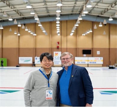 김훈 대한컬링연맹 이사(왼쪽)와 보 웰링 세계컬링연맹 회장. (대한컬링연맹 제공)