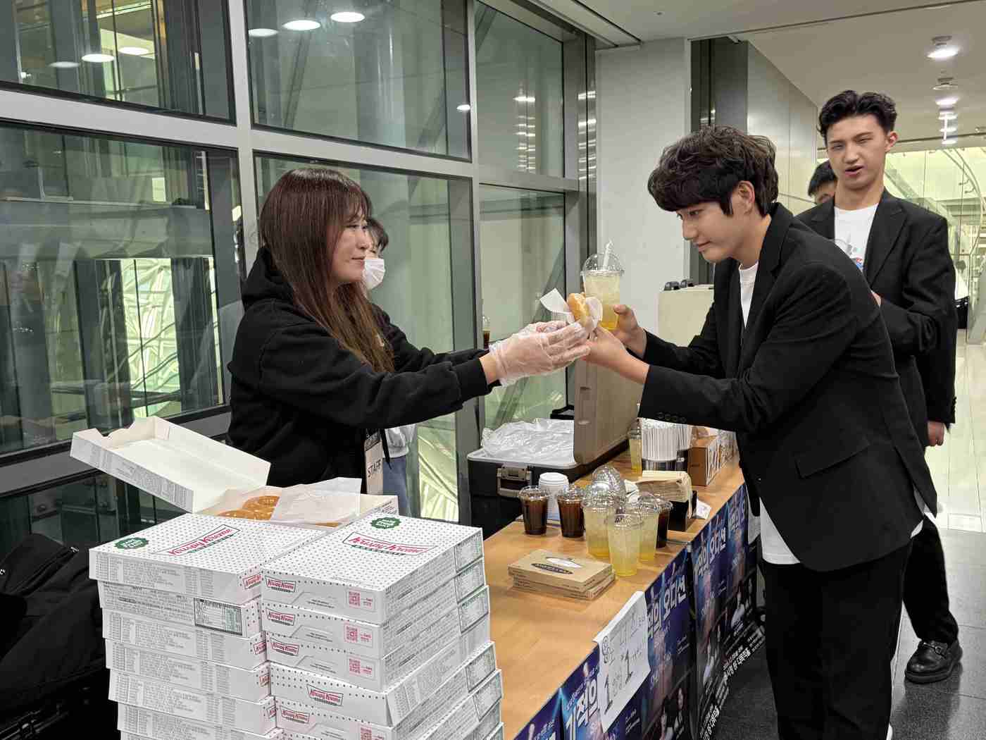 롯데GRS, 기적의 오디션 '쇼케이스'에 엔제리너스·크리스피크림 후원 - 뉴스 썸네일 이미지