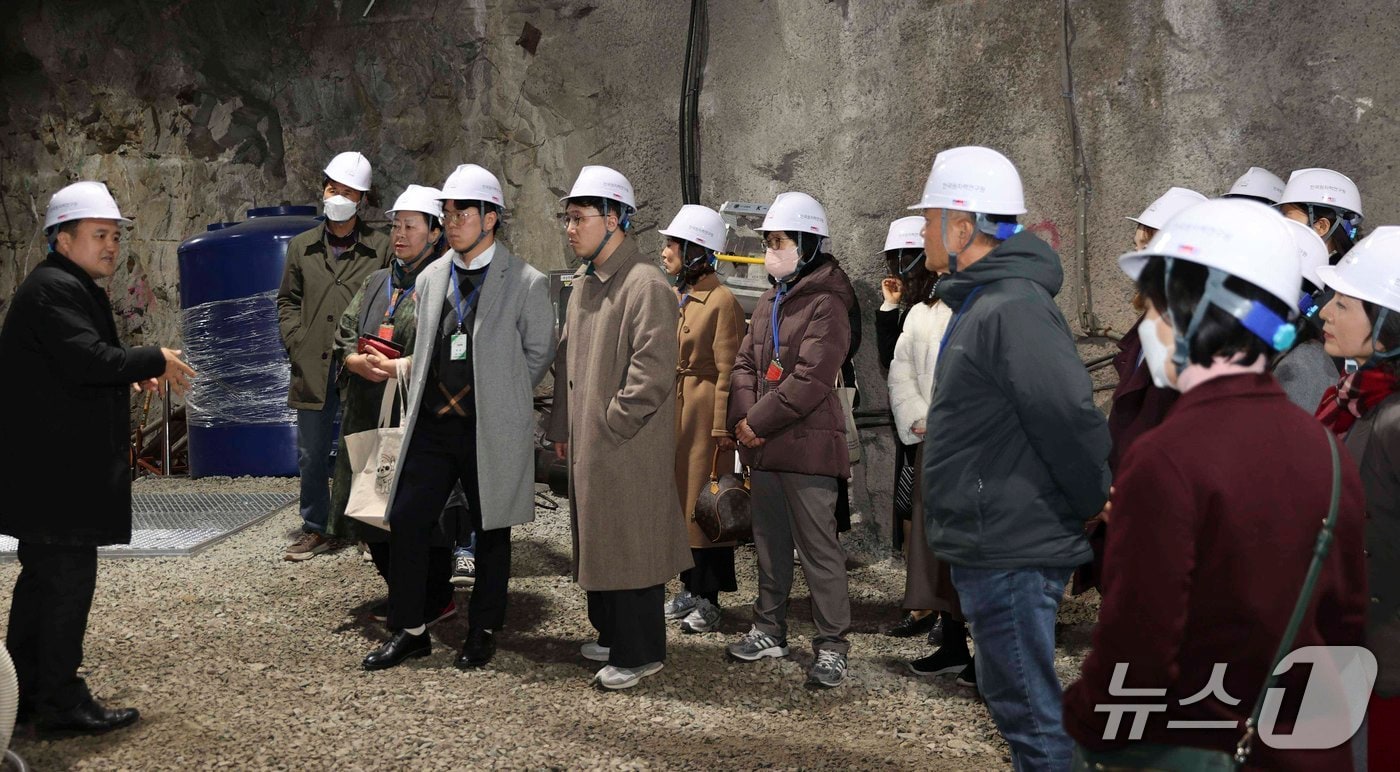 대전지역 교원들이 한국원자력연구원 방사성폐기물 지하처분연구시설을 견학하고 있다.(원자력연 제공) /뉴스1