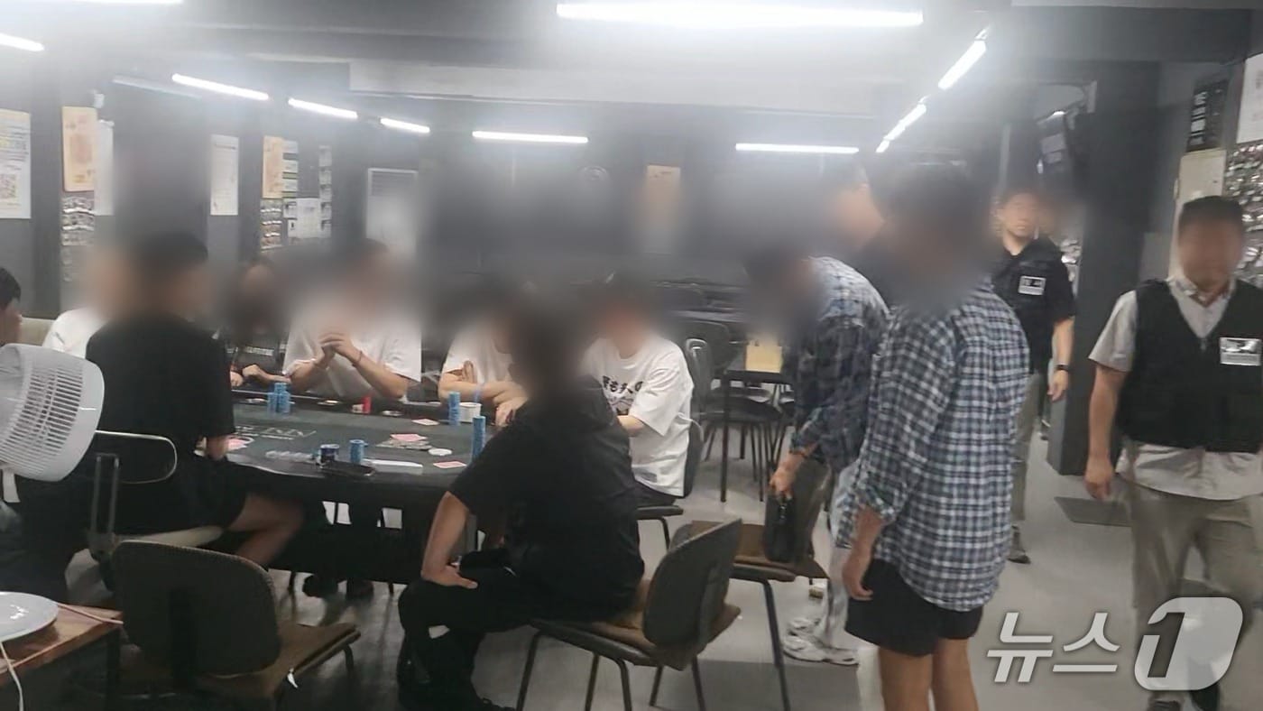 부산 경찰이 홀덤펍으로 위장한 불법 도박장을 단속하고 있다.(부산경찰청 제공. 재판매 및 DB 금지)