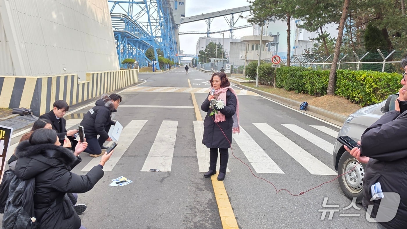 고 김용균씨 사고 현장인 태안화력발전소 내 석탄 이송 타워 앞에서 발언하는 어머니 김미숙 김용균재단 이사장.(재판매 및 DB금지) 2025.12.10/뉴스1 ⓒ 뉴스1 김태완 기자