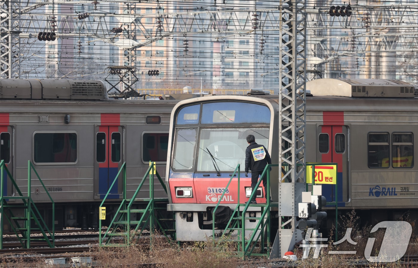 전국철도노동조합이 예고한 무기한 총파업이 하루 앞으로 다가온 10일 경기 오산시 수도권 전철 1호선 서동탄역에 전동차가 세워져 있다. 철도노조가 이날까지 2025년 임금 교섭의 핵심 요구 3가지가 해결되지 않을 경우 오는 11일 오전 9시부터 무기한 총파업에 돌입한다고 예고했다. 2025.12.10/뉴스1 ⓒ News1 김영운 기자