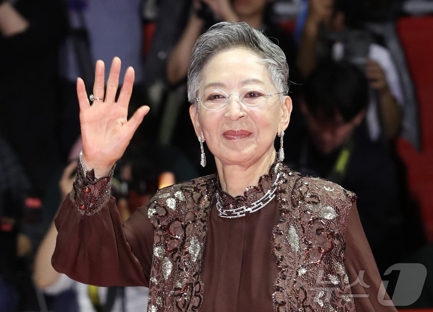 원로 영화배우 김지미&#40;본명 김명자&#41;씨가 미국 LA에서 항년 85세를 일기로 별세했다. 사진은 2019년 10월 제24회 부산국제영화제 개막식에서 인사하는 배우 김지미. &#40;뉴스1 DB&#41; 2025.12.10/뉴스1