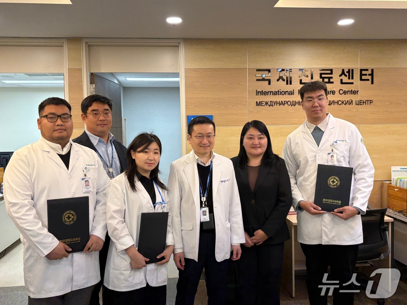 최근 동아대병원을 방문한 몽골 의료진들과 동아대병원 관계자들이 기념사진을 찍고 있다.(동아대병원 제공. 재판매 및 DB 금지)