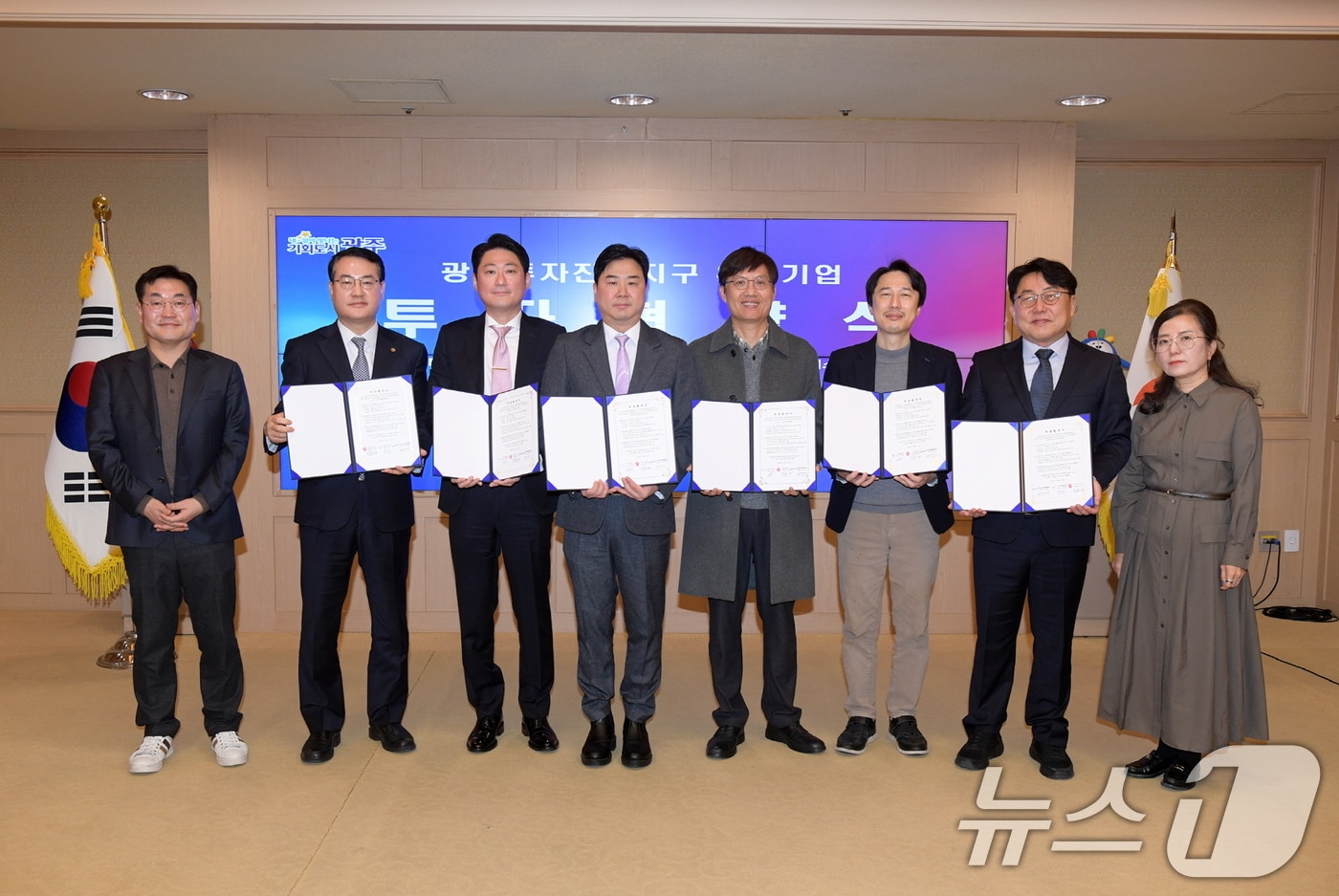 김영문 광주시 문화경제부시장이 10일 오전 시청 비즈니스룸에서 열린 투자진흥지구 유치기업 협약식에 참석해 ㈜부커스 등 4개사와 협약을 체결한 후 기념촬영을 하고 있다. (광주광역시 제공. 재판매 및 DB 금지) 2025.12.10/뉴스1