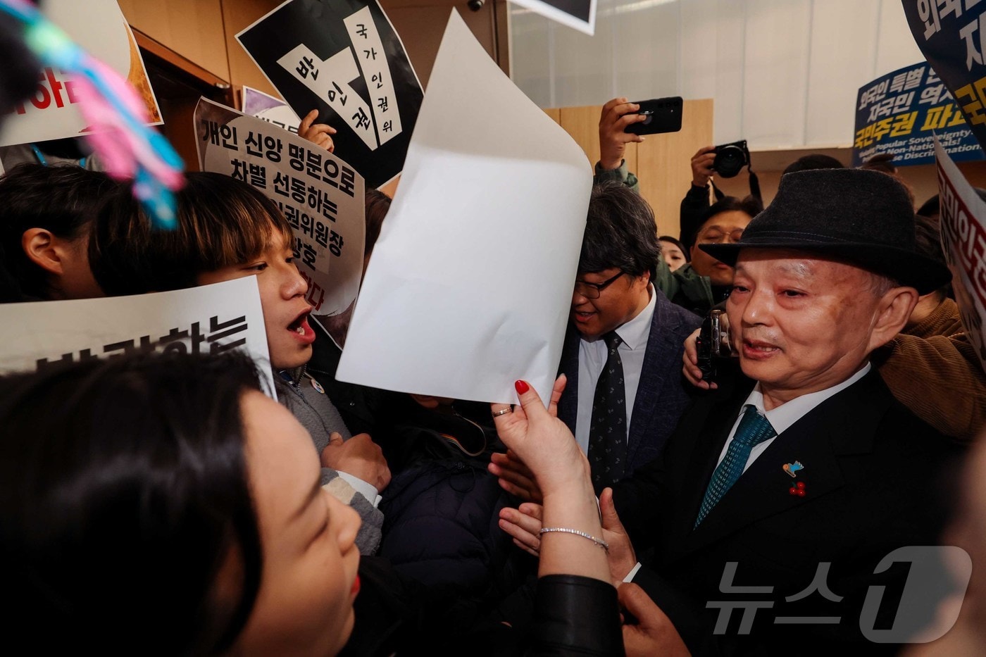 10일 서울 중구 안중근 의사 기념관에서 열린 인권의날 기념행사에 참석하던 안창호 국가인권위원회 위원장이 국가인권위원회 바로잡기 공동행동에 가로막혀 있다. (공동취재) 2025.12.10 ⓒ 뉴스1 김진환 기자