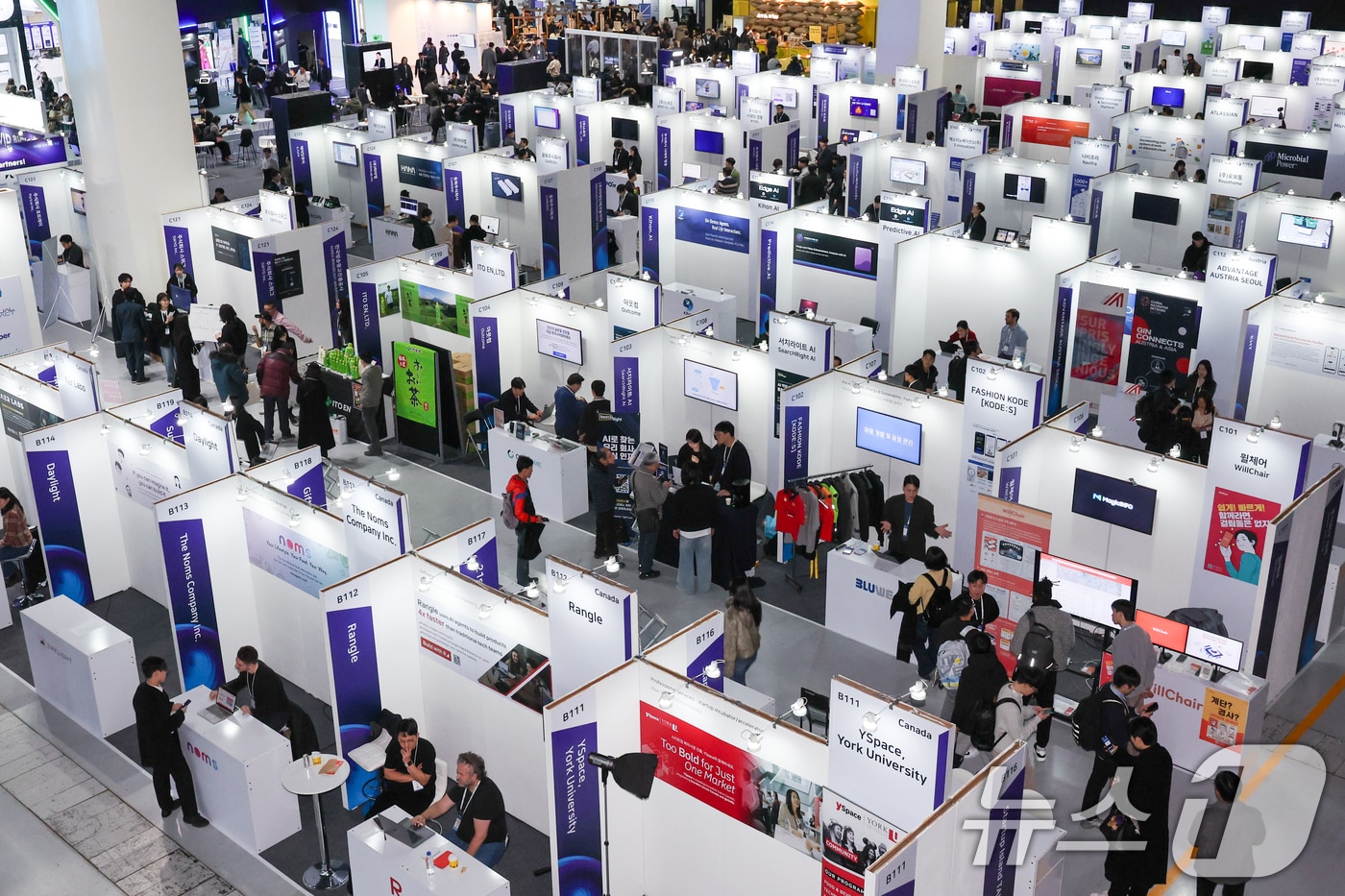 10일 서울 강남구 코엑스에서 열린 국내 최대 규모 글로벌 스타트업 페스티벌 '컴업(COME UP) 2025'를 찾은 관람객들이 부스를 둘러보고 있다. 2025.12.10/뉴스1 ⓒ News1 안은나 기자