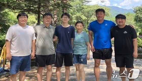  경기 여주도시공사 소속 장복수 차장&#40;사진 오른쪽에서 두 번째&#41;이 지난 8월 1일 강원 횡성군 한 계곡에서 물에 빠진 모자를 구한 뒤 사진을 찍은 모습.여주도시공사 제공. 재판매 및 DB 금지&#41;/뉴스1 