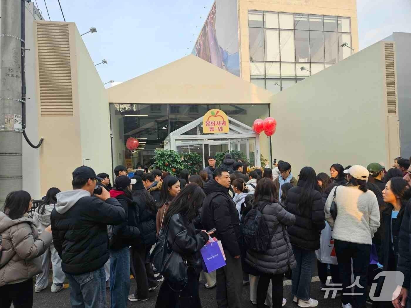 지난 6~7일 서울 성수동에서 열린 '봉화사과 팝업스토어'에 방문객이 몰려 크게 붐볐다. (봉화군 제공. 재판매 및 DB 금지)2025.12.10/뉴스1