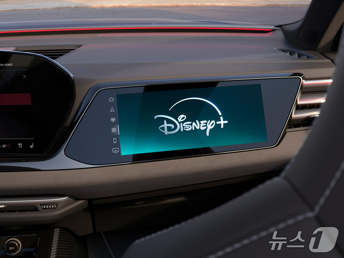  아우디는 디즈니플러스 애플리케이션&#40;앱&#41;을 통해 차량 내부에서 다양한 디즈니 콘텐츠를 즐길 수 있다고 10일 밝혔다. 