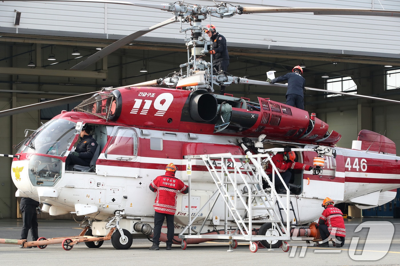 10일 대구 공군기지 내 대구119특수대응단 격납고에서 대구119항공대 관계자들이 소방헬기를 점검하고 있다. 2025.12.10/뉴스1 ⓒ News1 공정식 기자
