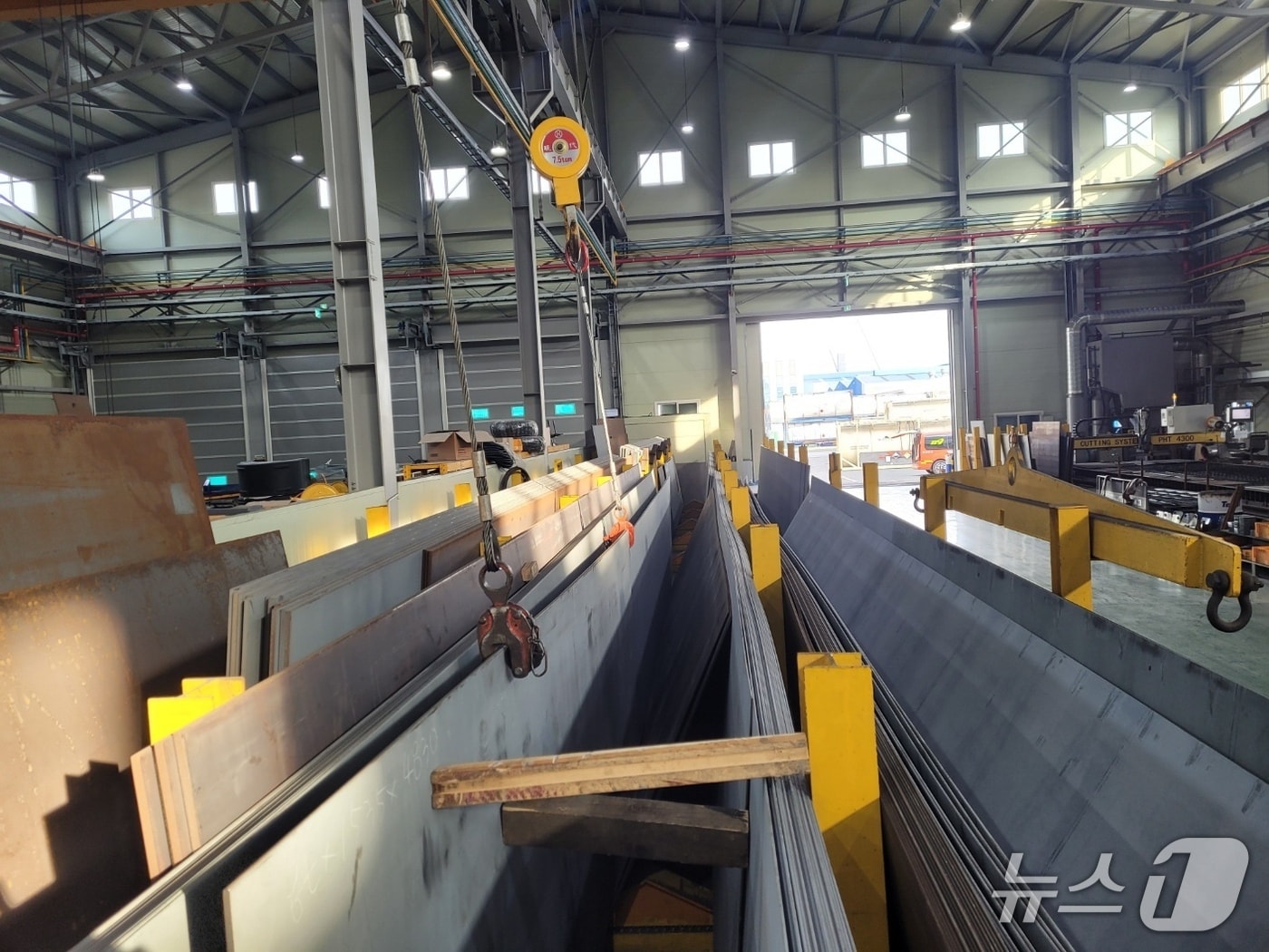 10일 오전 8시 57분께 울산 울주군의 한 트레일러 제조업체에서 60대 작업자가 철판에 깔려 크게 다쳤다. 사진은 사고 현장.(울산소방본부 제공. 재판매 및 DB금지)/뉴스1