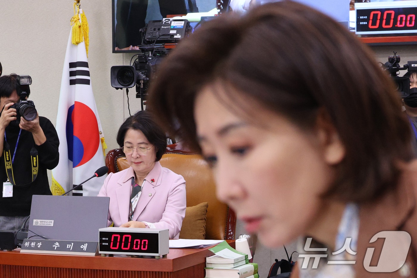 나경원 "추미애는 필버서 노래 불러"...추 "의제와 깊은 관련" - 뉴스 썸네일 이미지