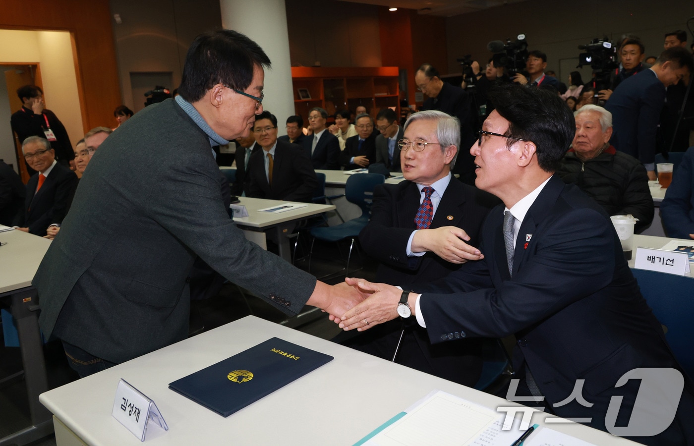 2025년 12월 10일 김민석 국무총리가 서울 마포구 연세대학교 김대중도서관에서 열린 김대중대통령 노벨평화상 수상 25주년 기념식에서 박지원 더불어민주당 의원과 악수하고 있다. 2025.12.10 ⓒ 뉴스1 청사사진기자단