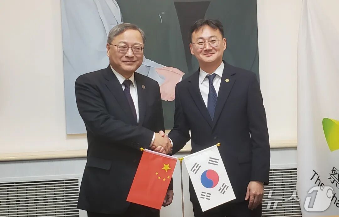 이관후 국회 입법조사처장(오른쪽)과 장젠궈 차하얼학회 사무총장. (차하얼학회 계정 갈무리)