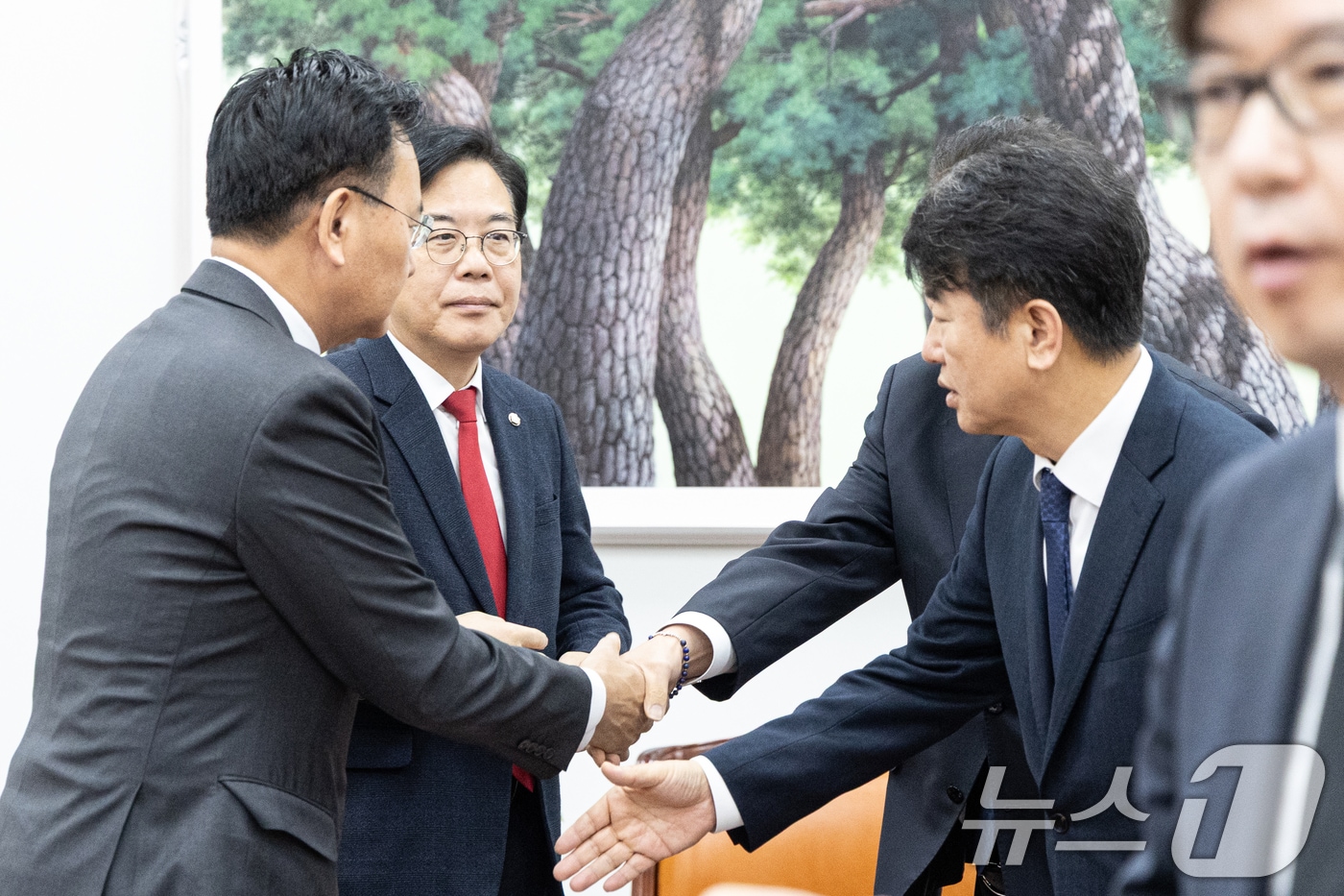 송언석 국민의힘 원내대표가 10일 서울 여의도 국회에서 김병기 더불어민주당 원내대표, 문진석 원내수석과 비공개 회동을 하고 있다. 2025.12.10/뉴스1 ⓒ News1 이승배 기자
