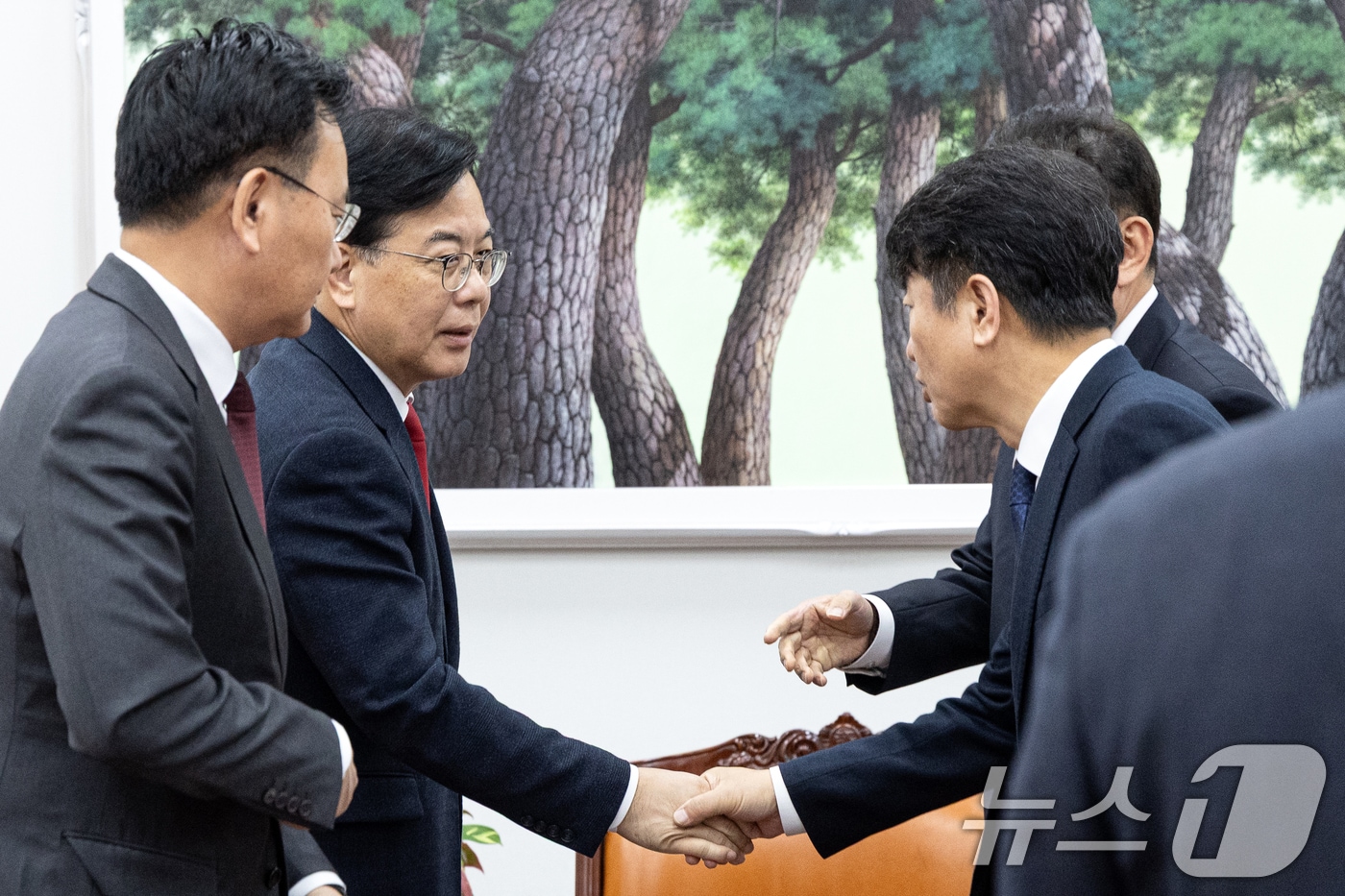 송언석 국민의힘 원내대표가 10일 서울 여의도 국회에서 김병기 더불어민주당 원내대표, 문진석 원내수석과 비공개 회동을 하고 있다. 2025.12.10/뉴스1 ⓒ News1 이승배 기자