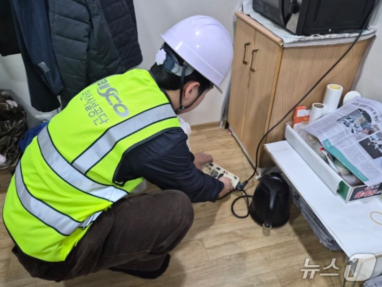 부산시설공단 관계자가 지하도상가 전기·소방시설물에 대해 점검하고 있다. &#40;부산시설공단 제공. 재판매 및 DB 금지&#41;