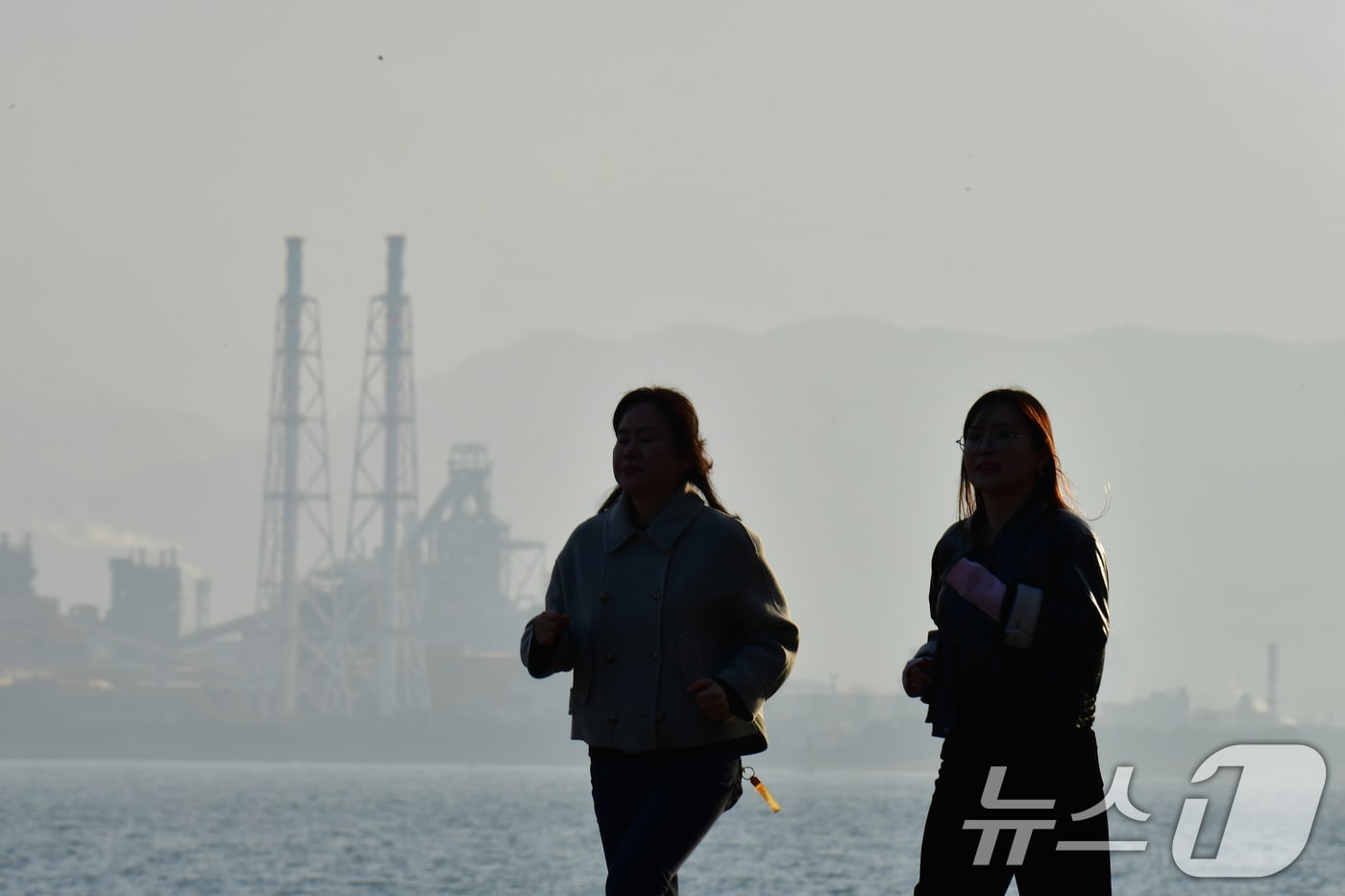 10일 오후 경북 포항시 북구 환여동 해안도로에서 시민들이 뿌연 미세먼지 속을 달리고 있다. 이날 포항지역의 미세먼지 농도는 60㎍/m³을 나타냈다. 2025.12.10/뉴스1 ⓒ News1 최창호 기자