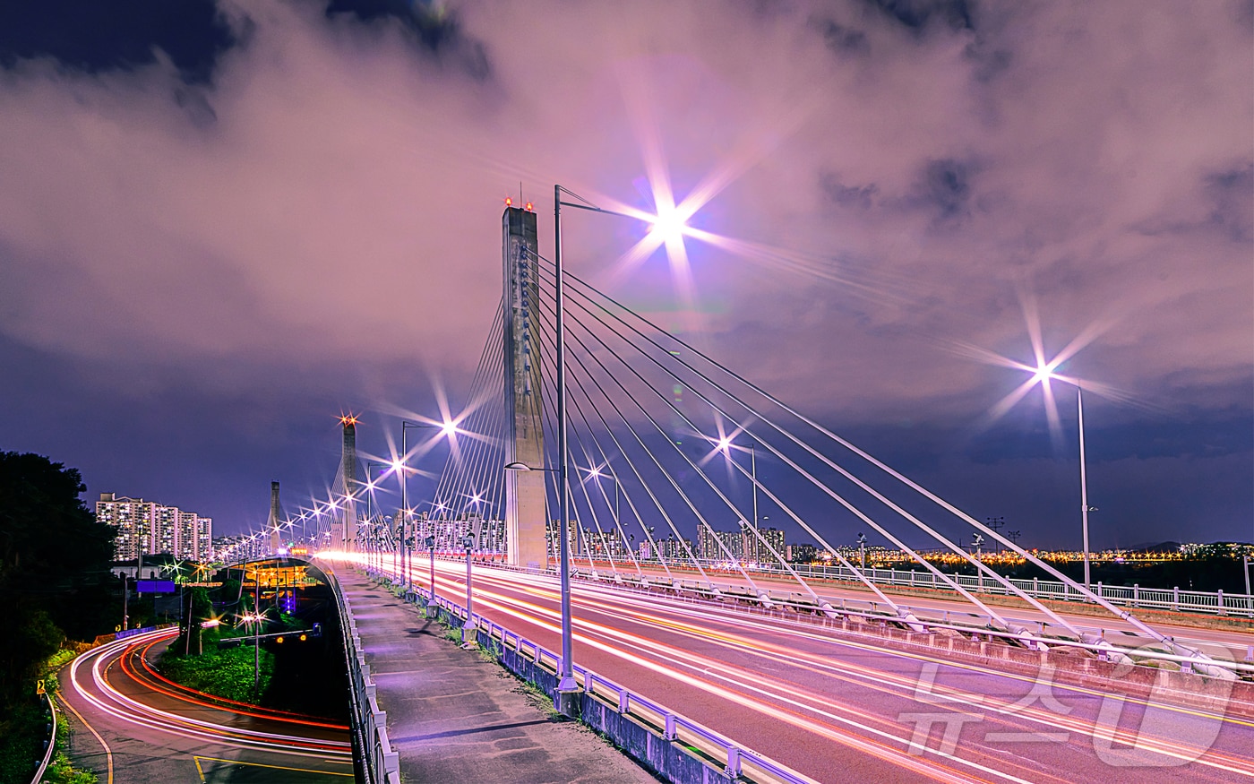 시간을 달리는 광주 광산구 사진 공모전 대상작 운남대교의 야경. (광산구 제공. 재판매 및 DB 금지)