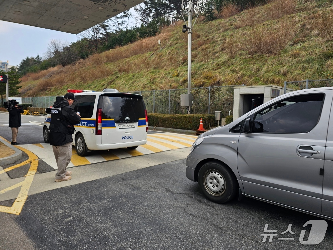 10일 충남 태안화력발전소에 발생한 폭발 화재 현장 감식을 위해 경찰 등 관계 기관이 정문으로 들어가고 있다. 2025.12.10/뉴스1 ⓒ News1 최형욱기자