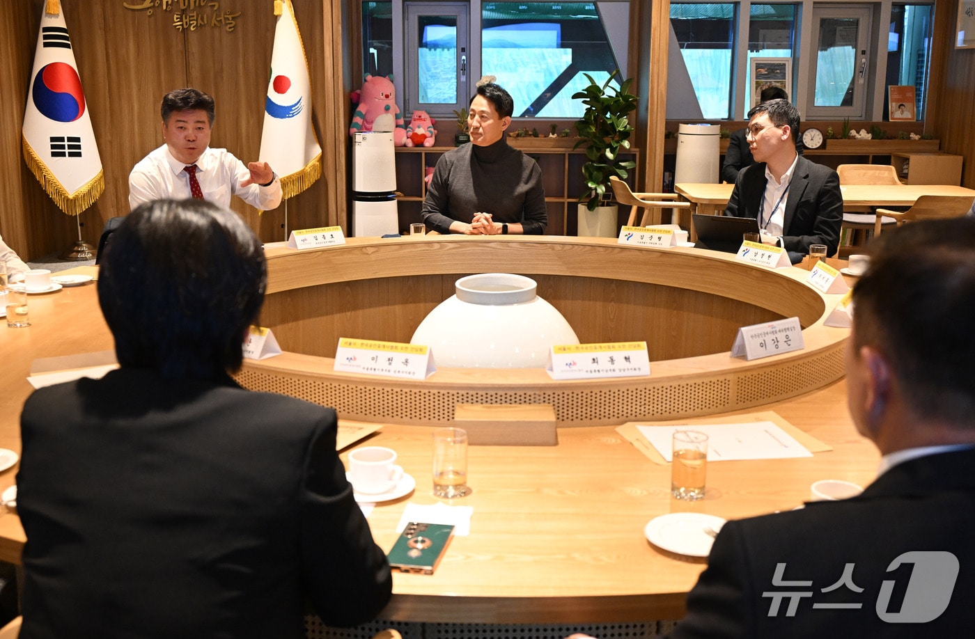 사진1. 오세훈 서울시장이 10일(수) 한국공인중개사협회 관계자를 만나 부동산 거래 안정화에 대한 현장의 목소리를 청취하고 있다.