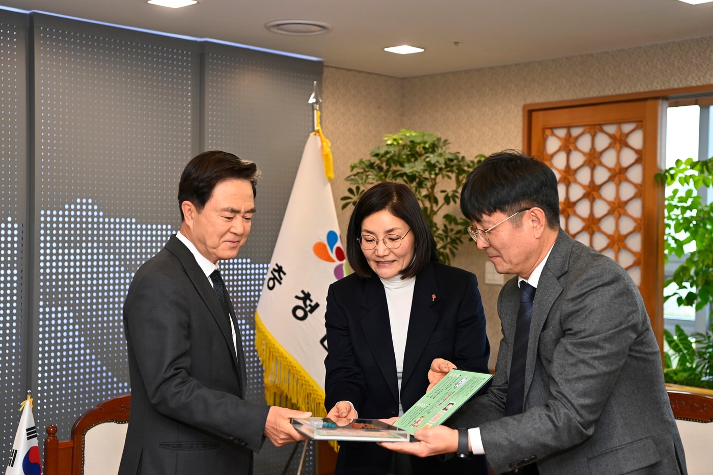 김태흠 지사(왼쪽)가 대한결핵협회 대전·세종·충남지부 관계자와 함께 크리스마스 씰을 살펴보고 있다.(충남도 제공. 재판매 및 DB금지)/뉴스1