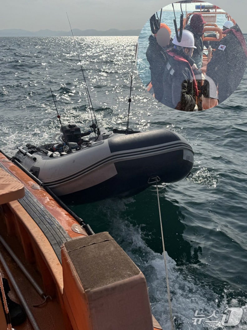 10일 오전 11시40분쯤 경북 포항시 다목적행정선인 '연오세오호'가 영일만항 북방파제 인근에서 표류하던 고무보트를 발견, 배에 타고 있던 2명을 구조했다. '연오세오호'가 고무보트를 예인하는 모습. (포항시 제공, 재판매 및 DB금지 2025.12.10/뉴스1