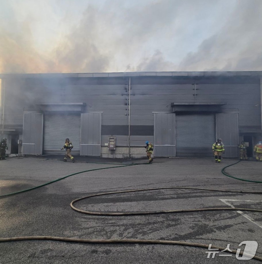 10일 오후 화성시 소재 페인트 도료 공장에서 불이 난 모습 &#40;사진=경기도소방재난본부&#41; /뉴스1