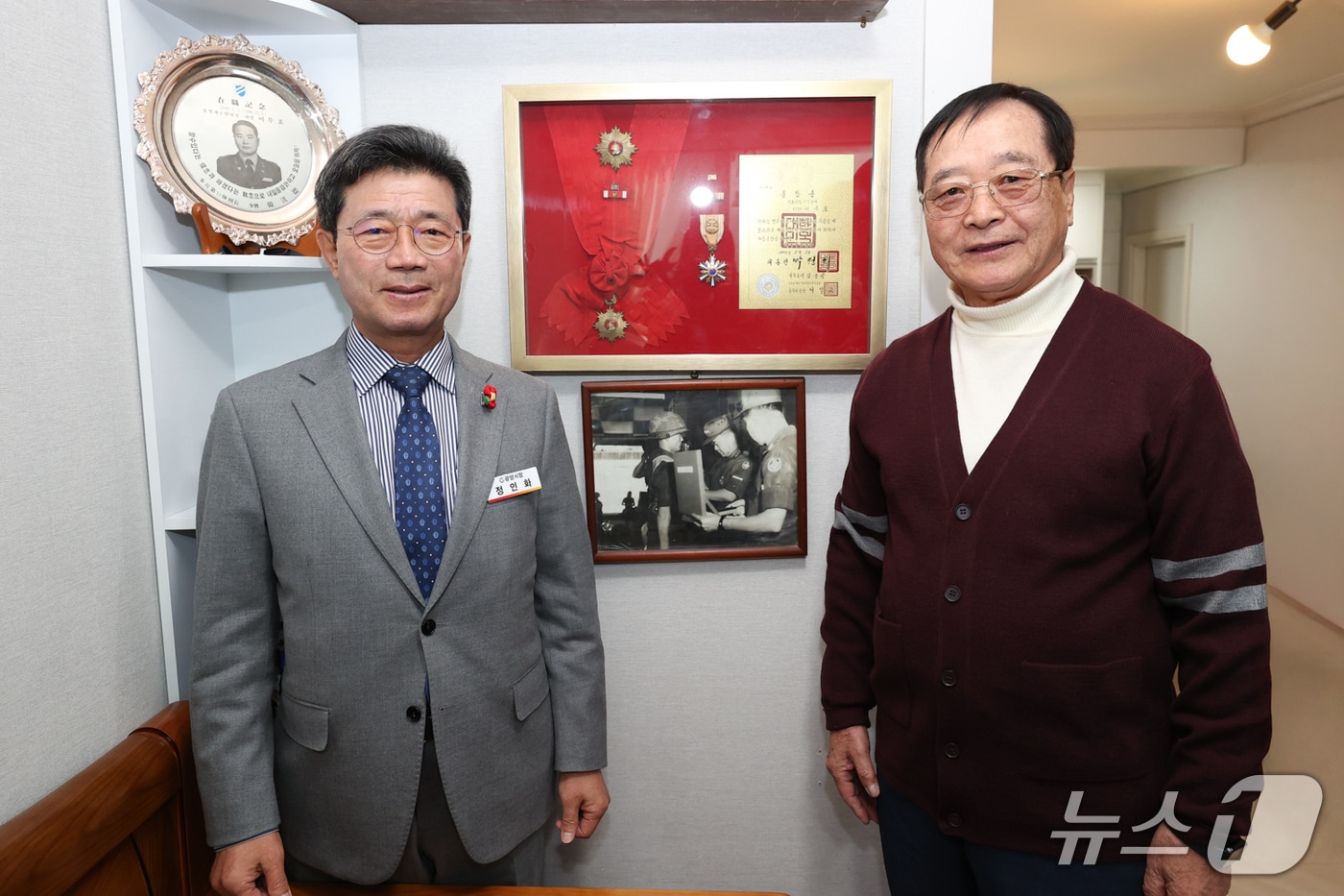 정인화 광양시장이 지난 8일 호남에서 유일하게 생존한 태극무공훈장 수훈자를 찾아 위문하고 기념사진을 촬영하고 있다. &#40;광양시 제공. 재판매 및 DB금지&#41;