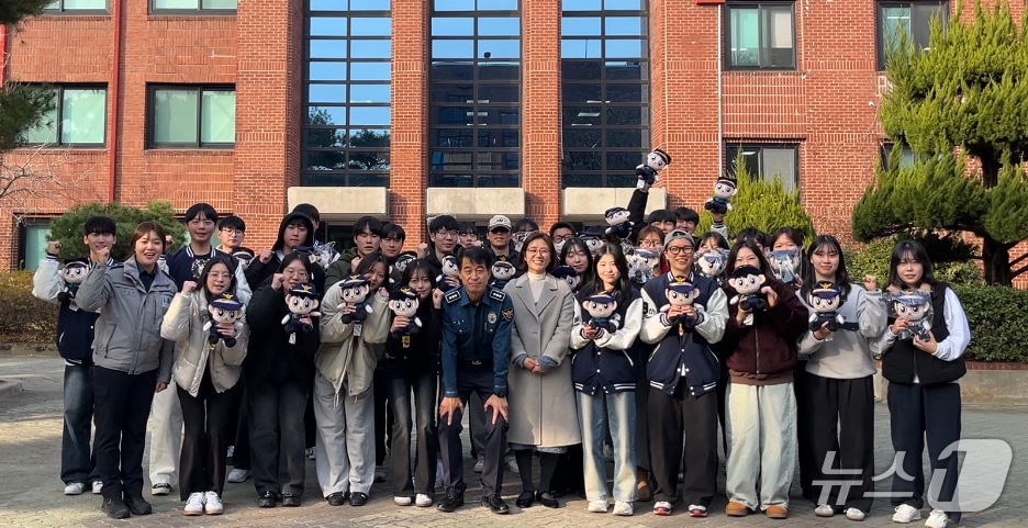 울산대학교 경찰학과 3학년 재학생들은 10일 울산대 캠퍼스에서 '경학실습학점제' 한 학기 과정을 마치고 수료식을 열었다.(울산남부경찰서 제공. 재판매 및 DB금지)/뉴스1