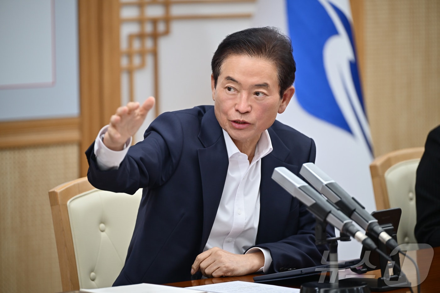 이철우 경북지사가 10일 도청에서 열린 간부회의에서 국회에 계류 중인 필수의료특별법과 관련해 &#34;의료 공백이 생기지 않도록 준비할 것&#34;을 지시했다.&#40;경북도 제공. 재판매 및 DB금지&#41; ⓒ News1 김대벽기자