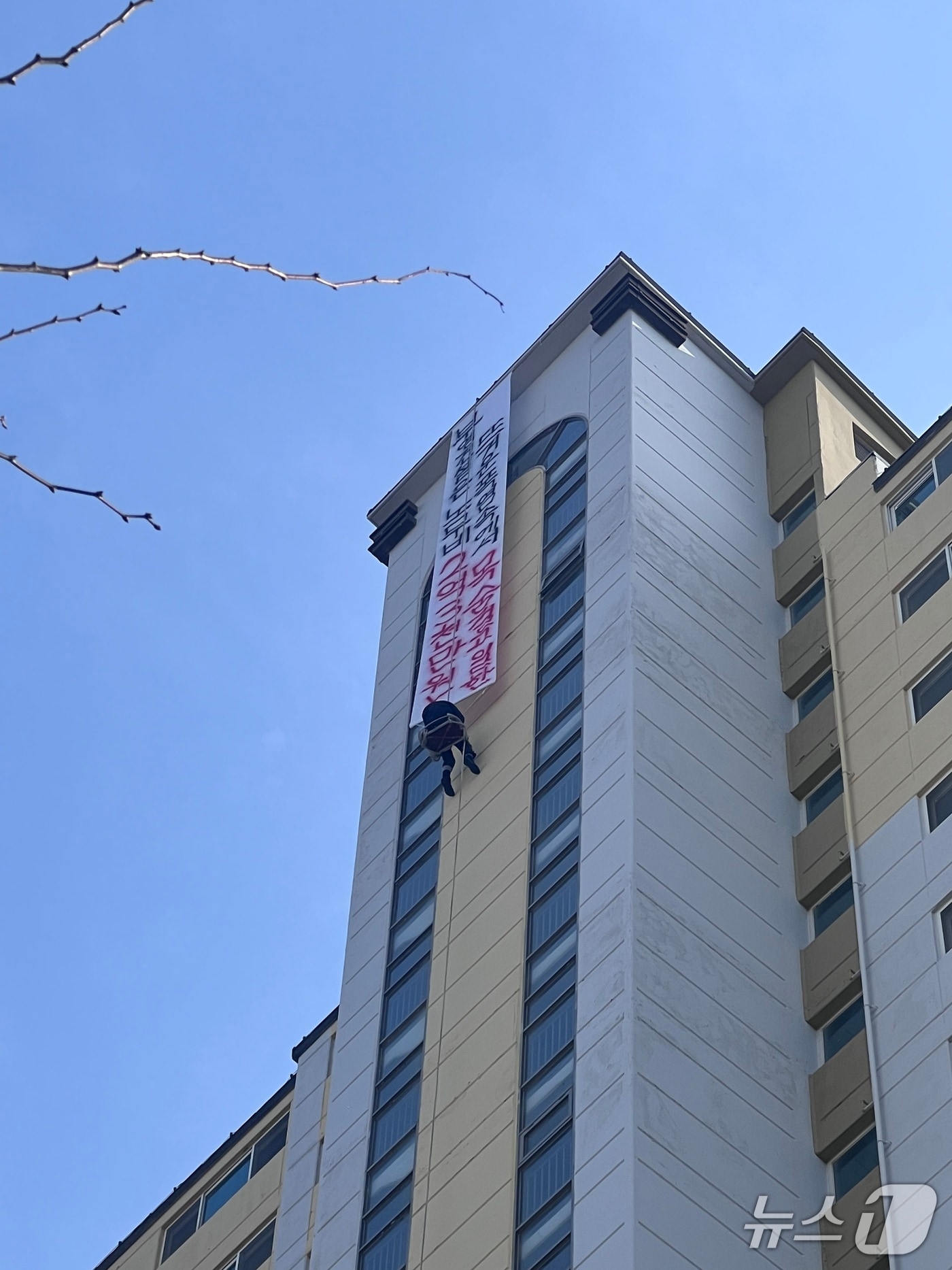 10일 오후 1시 5분쯤 전남 나주시 빛가람동의 한 아파트에서 남성이 외벽에 매달린 채 고공 농성을 벌여 소방당국이 구조작업하고 있다.&#40;전남 나주소방 제공. 재판매 및 DB 금지&#41;