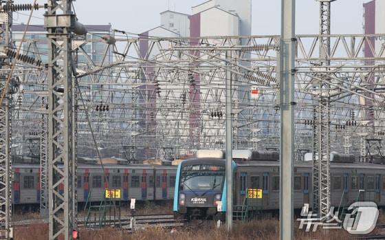 전국철도노동조합이 예고한 무기한 총파업이 하루 앞으로 다가온 10일 경기 오산시 수도권 전철 1호선 서동탄역에 전동차가 세워져 있다. 철도노조가 이날까지 2025년 임금 교섭의 핵심 요구 3가지가 해결되지 않을 경우 오는 11일 오전 9시부터 무기한 총파업에 돌입한다고 예고했다. 2025.12.10/뉴스1 ⓒ News1 김영운 기자