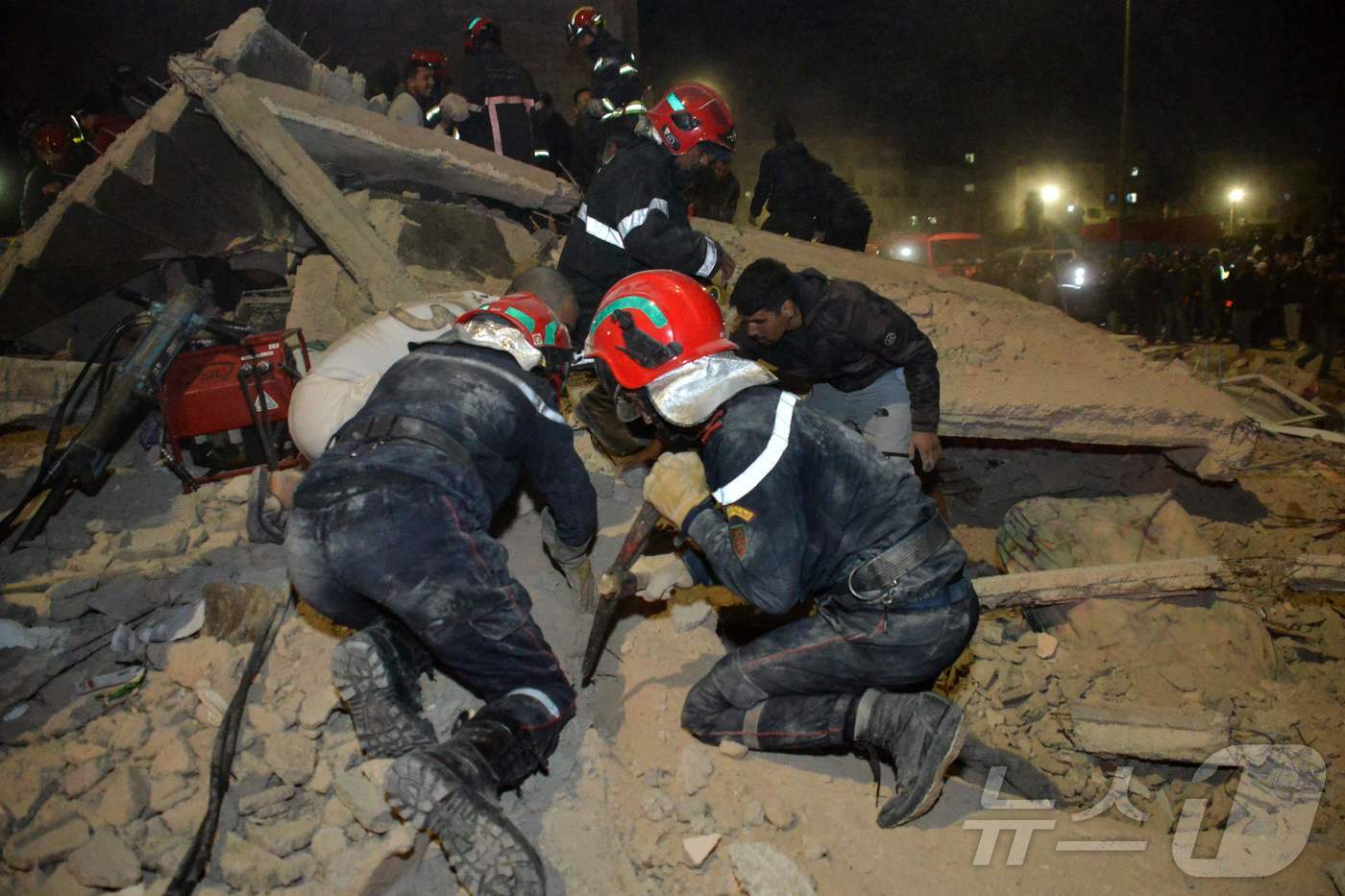 모로코의 북부 도시인 페스의 알마시라 지역에서 9일 늦은 밤, 긴급 구조대가 붕괴된 두 건물 잔해 속에서 희생자를 수색하고 있다. 2025.12.09.ⓒ AFP=뉴스1