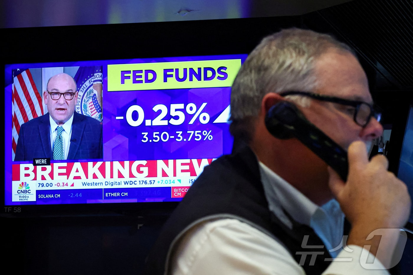 NYSE 전광판이 금리인하 소식을 전하고 있다. ⓒ 로이터=뉴스1