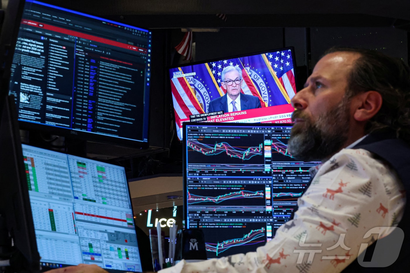 모니터를 보고 있는 미증시의 한 트레이더. ⓒ 로이터=뉴스1