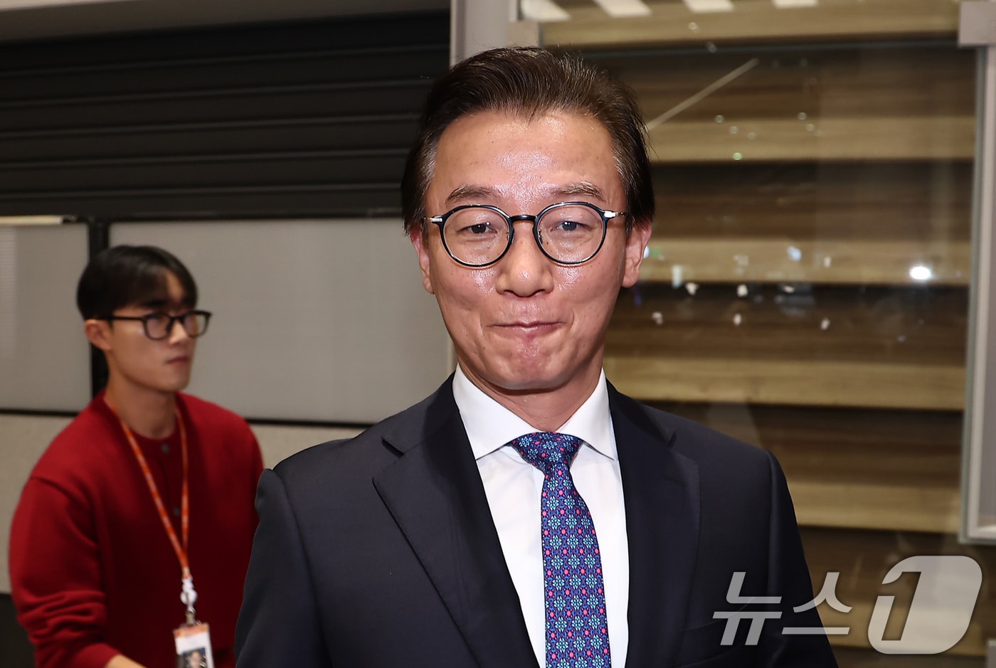 통일교로부터 금품을 수수했다는 의혹이 제기된 전재수 해양수산부 장관이 11일 오전 'UN해양총회' 유치 활동을 마친 후 인천국제공항 제2여객터미널을 통해 귀국해 입장을 밝힌 후 공항을 빠져나가고 있다. 윤영호 전 통일교 세계본부장은 지난 2018년에서 2020년 당시 전재수 의원에게 수천만원이 담긴 현금 상자와 명품 시계 2점을 전달했다고 김건희 국정농단 특검에 진술한 것으로 알려졌다. 2025.12.11/뉴스1 ⓒ News1 김성진 기자