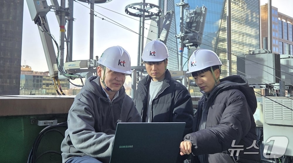 삼성리서치 차세대통신연구센터와 KT 연구진이 AI 무선망 기반 사용자 맞춤 네트워크 최적화 기술 적용 효과를 확인하고 있다.&#40;삼성전자 뉴스룸&#41;