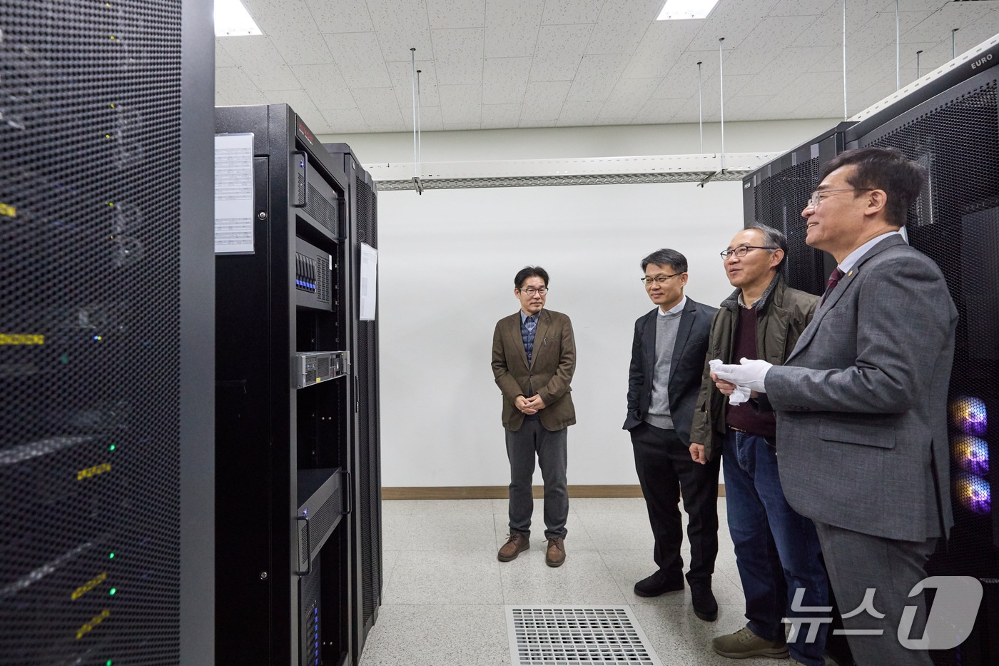 인하대 ‘AI 데이터센터’ 개소식에서 조명우 총장이 AI 데이터센터를 둘러보고 있다.(인하대 제공. 재배포 및 DB금지)2025.12.11/뉴스1
