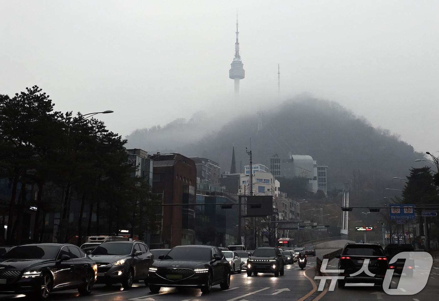 전국 대부분의 지역에 비나 눈이 내린 11일 오전 서울 남산에 비구름이 걸려 있다. 2025.12.11/뉴스1 ⓒ News1 구윤성 기자