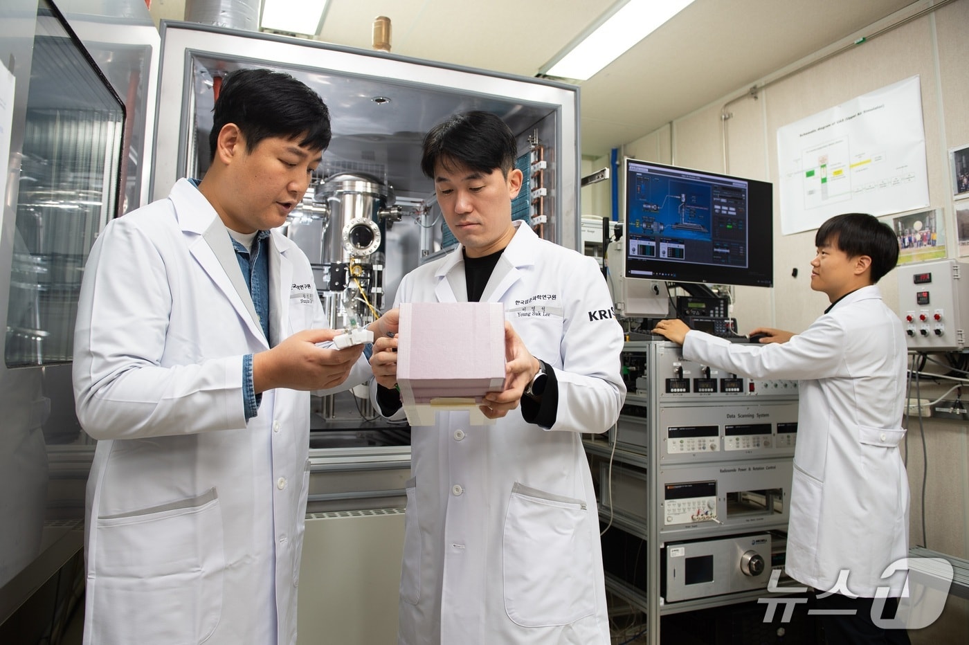 라디오존데 교정을 위한 고층기상모사시스템을 작동하는 표준연 연구진(표준연 제공) /뉴스1