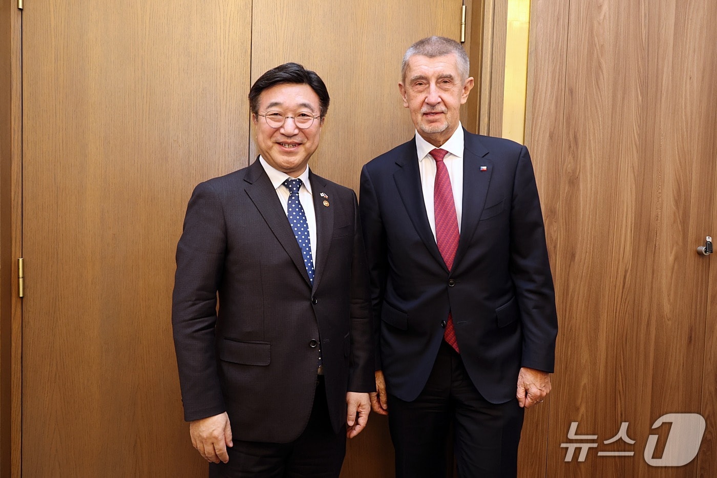 윤호중 행정안전부 장관이 9일&#40;현지시각&#41; 안드레이 바비쉬 체코 총리 접견했다