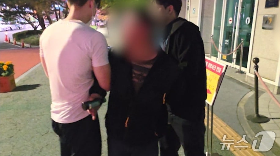 경찰에 붙잡힌 보이스피싱 현금 수거책(대전경찰청 제공) /뉴스1