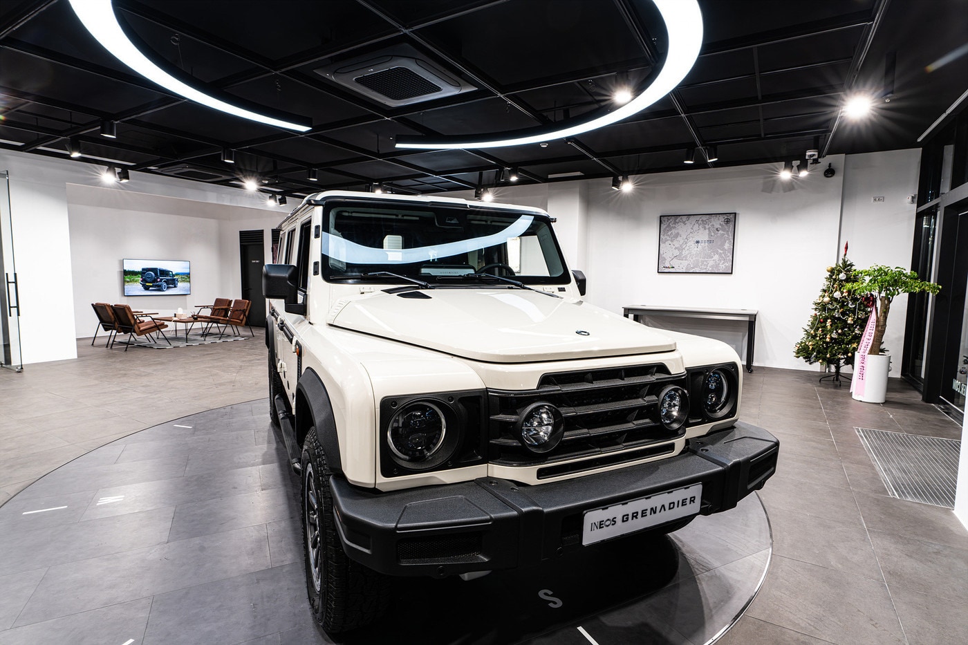 11일 개관한 &#39;이네오스 그레나디어 광주&#39; 전시장 내부 모습&#40;차봇모터스 제공&#41;. 2025.12.11.