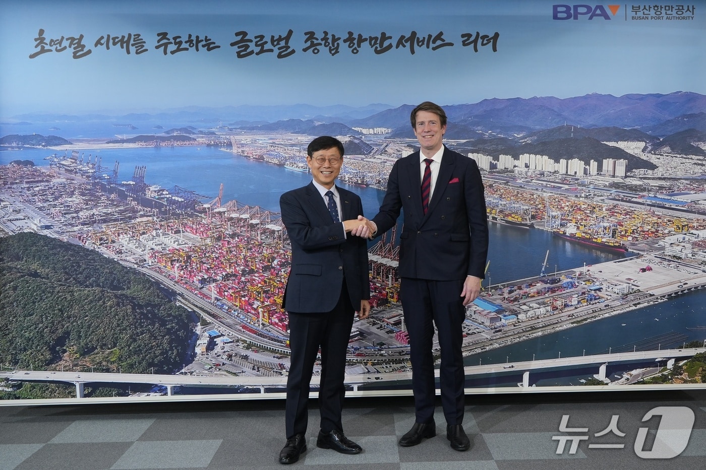 송상근 부산항만공사 사장(왼쪽)과 매즈 프레데릭센 북극경제이사회 사무총장 (부산항만공사 제공. 재판매 및 DB금지)