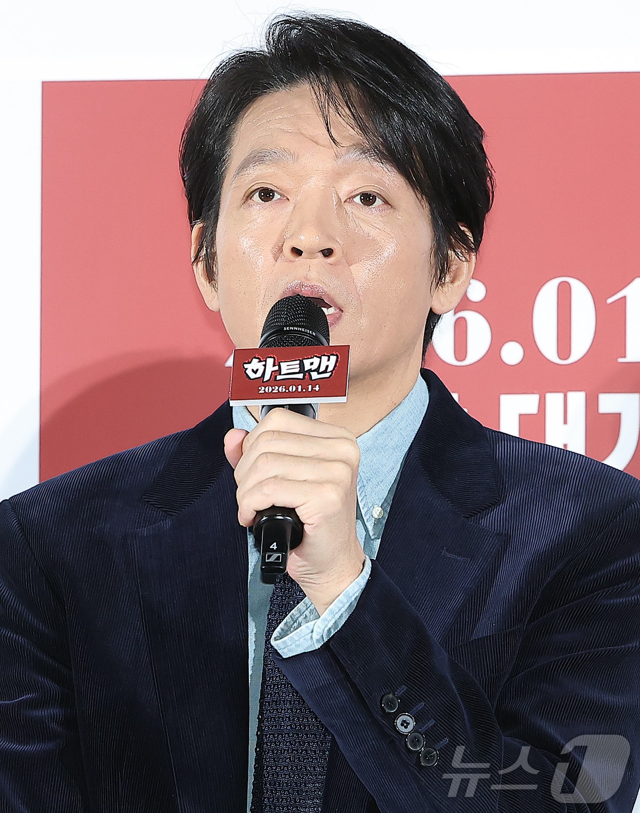 배우 박지환이 11일 오전 서울 광진구 롯데시네마 건대입구에서 열린 영화 ‘하트맨’ 제작보고회에 참석해 인사말을 하고 있다. ‘하트맨’은 돌아온 남자 승민(권상우)이 다시 만난 첫사랑을 놓치지 않기 위해 고군분투하지만, 첫사랑에게 절대 말할 수 없는 비밀이 생기며 벌어지는 코미디로 내년 1월 14일 개봉한다. 2025.12.11/뉴스1 ⓒ News1 김진환 기자